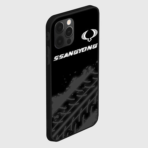 Чехол iPhone 12 Pro SsangYong speed на темном фоне со следами шин: сим / 3D-Черный – фото 2