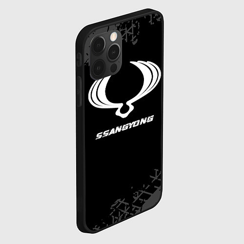 Чехол iPhone 12 Pro SsangYong speed на темном фоне со следами шин / 3D-Черный – фото 2