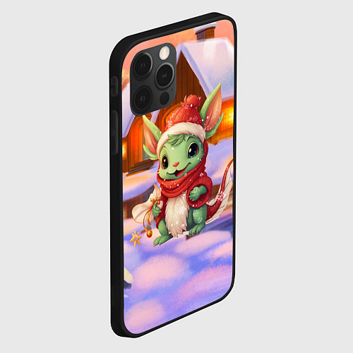 Чехол iPhone 12 Pro Милый маленький дракон у рождественского домика / 3D-Черный – фото 2