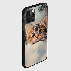 Чехол для iPhone 12 Pro Маленький котенок на снегу с новогодними шариками, цвет: 3D-черный — фото 2