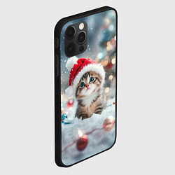 Чехол для iPhone 12 Pro Маленький котенок и елочные игрушки, цвет: 3D-черный — фото 2