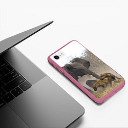 Чехол iPhone 7/8 матовый Гиены охотятся на слона, цвет: 3D-малиновый — фото 2