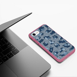 Чехол iPhone 7/8 матовый Камуфляж с котиками серо-голубой, цвет: 3D-малиновый — фото 2