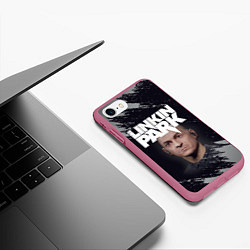 Чехол iPhone 7/8 матовый ЧЕСТЕР ЛИНКИН ПАРК Z, цвет: 3D-малиновый — фото 2
