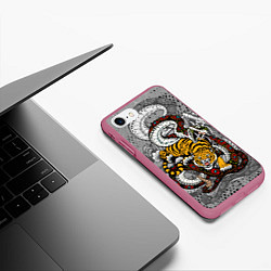 Чехол iPhone 7/8 матовый Змея и ТигрTiger Snake Fight, цвет: 3D-малиновый — фото 2