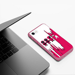 Чехол iPhone 7/8 матовый Squid Game among us Люди в масках,, цвет: 3D-малиновый — фото 2