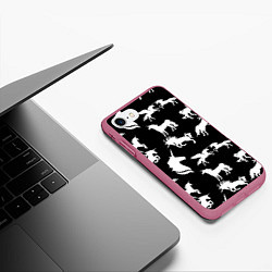 Чехол iPhone 7/8 матовый Белые единороги на черном фоне, цвет: 3D-малиновый — фото 2