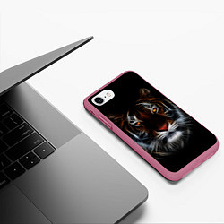 Чехол iPhone 7/8 матовый Тигр в Темноте Глаза Зверя, цвет: 3D-малиновый — фото 2