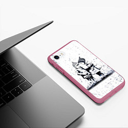 Чехол iPhone 7/8 матовый BANKSY БЭНКСИ дети, цвет: 3D-малиновый — фото 2