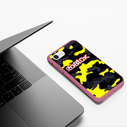 Чехол iPhone 7/8 матовый Roblox Камуфляж Чёрно-Жёлтый, цвет: 3D-малиновый — фото 2