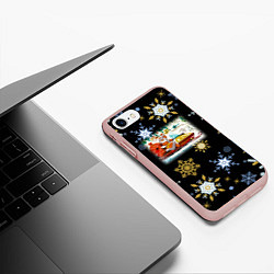Чехол iPhone 7/8 матовый Новый Год Дед Мороз На Снегоходе, цвет: 3D-светло-розовый — фото 2