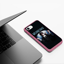 Чехол iPhone 7/8 матовый Уэнсдей и рука, цвет: 3D-малиновый — фото 2