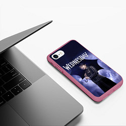 Чехол iPhone 7/8 матовый Уэнсдэй Аддамс с зонтиком, цвет: 3D-малиновый — фото 2