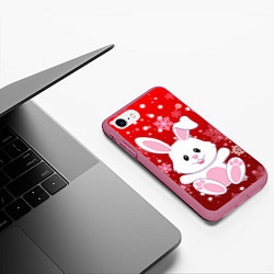 Чехол iPhone 7/8 матовый Весёлый кролик в снежинках, цвет: 3D-малиновый — фото 2
