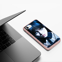 Чехол iPhone 7/8 матовый Уэнсдэй: дочь Аддамсов, цвет: 3D-светло-розовый — фото 2