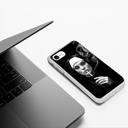 Чехол iPhone 7/8 матовый Монашка дымит сигаретой, цвет: 3D-белый — фото 2