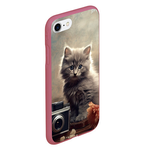 Чехол iPhone 7/8 матовый Серый котенок, винтажное фото / 3D-Малиновый – фото 2