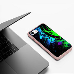 Чехол iPhone 7/8 матовый Яркий зеленый цвет на черном фоне, цвет: 3D-светло-розовый — фото 2