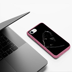 Чехол iPhone 7/8 матовый Хищник на черном фоне, цвет: 3D-малиновый — фото 2