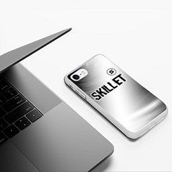 Чехол iPhone 7/8 матовый Skillet glitch на светлом фоне: символ сверху, цвет: 3D-белый — фото 2