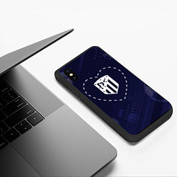 Чехол iPhone XS Max матовый Лого Atletico Madrid в сердечке на фоне мячей, цвет: 3D-черный — фото 2