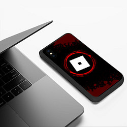 Чехол iPhone XS Max матовый Символ Roblox и краска вокруг на темном фоне, цвет: 3D-черный — фото 2