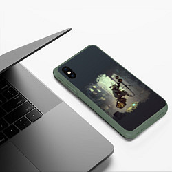 Чехол iPhone XS Max матовый Енот на ракете, цвет: 3D-темно-зеленый — фото 2