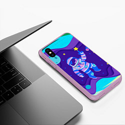 Чехол iPhone XS Max матовый Космонавт в космосе - рисунок, цвет: 3D-сиреневый — фото 2