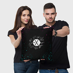 Подушка квадратная EXO BAND НЕОНОВЫЕ БРЫЗГИ КРАСОК, цвет: 3D-принт — фото 2