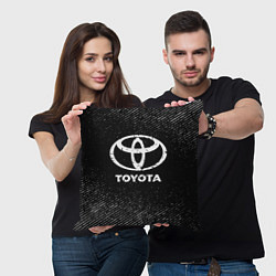 Подушка квадратная Toyota с потертостями на темном фоне, цвет: 3D-принт — фото 2