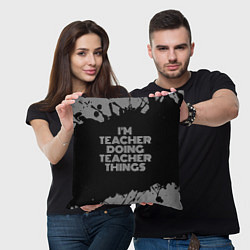 Подушка квадратная Im teacher doing teacher things: на темном, цвет: 3D-принт — фото 2