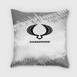 Подушка квадратная SsangYong speed на светлом фоне со следами шин, цвет: 3D-принт