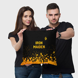 Подушка квадратная Iron Maiden - gold gradient: символ сверху, цвет: 3D-принт — фото 2