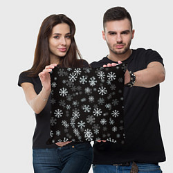 Подушка квадратная Снежинки белые на черном, цвет: 3D-принт — фото 2