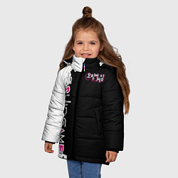Куртка зимняя для девочки ИГРА В КАЛЬМАРА ЛОГО,БРЫЗГИ КРАСОК ЧБ, цвет: 3D-черный — фото 2