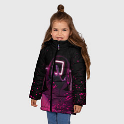 Куртка зимняя для девочки ИГРА В КАЛЬМАРА НЕОН, СТРАЖ КВАДРАТ 029, цвет: 3D-черный — фото 2