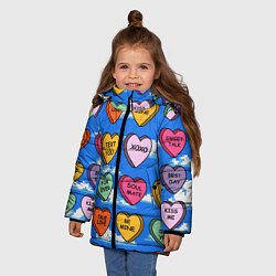 Куртка зимняя для девочки Валентинки конфетки сердечки с посланиями, цвет: 3D-черный — фото 2