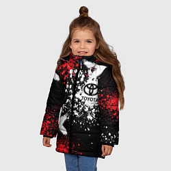 Куртка зимняя для девочки Тойота на фоне граффити и брызг красок, цвет: 3D-красный — фото 2
