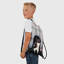 Рюкзак-мешок Уэнсдей Аддамс и рука на фоне замка, цвет: 3D-принт — фото 2