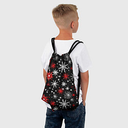 Рюкзак-мешок Белые и красные снежинки на черном фоне - нейросет, цвет: 3D-принт — фото 2
