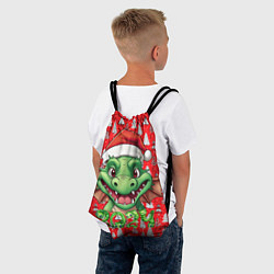 Рюкзак-мешок Зеленый новогодний дракон на красном фоне, цвет: 3D-принт — фото 2