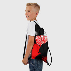 Рюкзак-мешок Детройт Ред Уингз - брызги краска на черном фоне, цвет: 3D-принт — фото 2