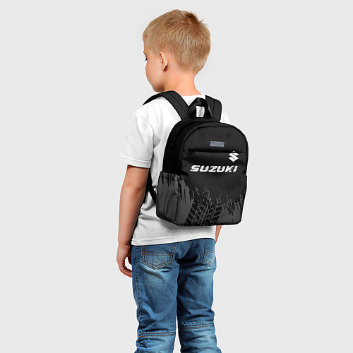 Детский рюкзак Suzuki speed на темном фоне со следами шин: символ / 3D-принт – фото 5