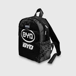 Детский рюкзак BYD speed на темном фоне со следами шин, цвет: 3D-принт — фото 2