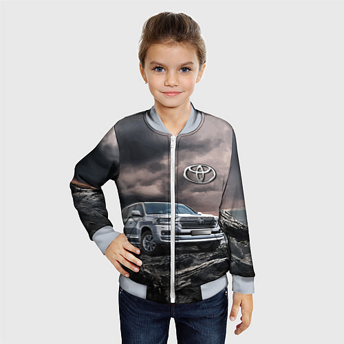 Детский бомбер Toyota Land Cruiser 200 среди скал / 3D-Серый – фото 4