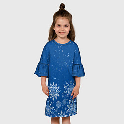 Платье клеш для девочки Текстура снежинок на синем фоне, цвет: 3D-принт — фото 2