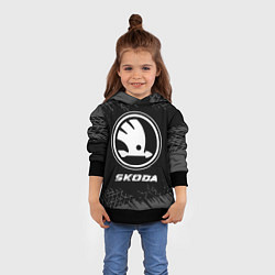 Толстовка-худи детская Skoda speed на темном фоне со следами шин, цвет: 3D-черный — фото 2