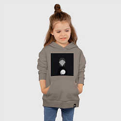 Толстовка детская хлопковая Девочка с луной в руке на фоне звёздного неба, цвет: утренний латте — фото 2