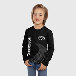 Лонгслив детский Toyota speed на темном фоне со следами шин: надпис, цвет: 3D-принт — фото 2