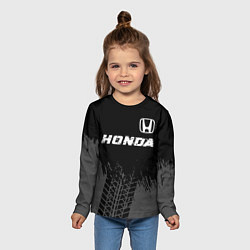 Лонгслив детский Honda speed на темном фоне со следами шин посереди, цвет: 3D-принт — фото 2